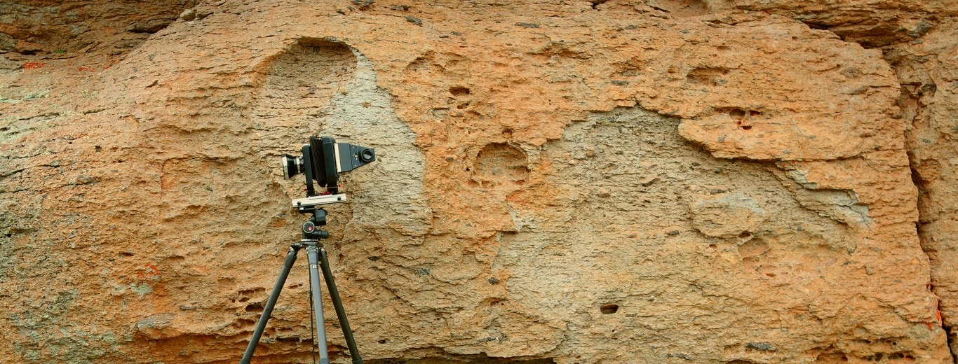 Фотокамера на каменном фоне