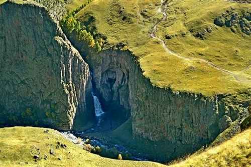 vid-na-nizhnij-vodopad-dzhily-su